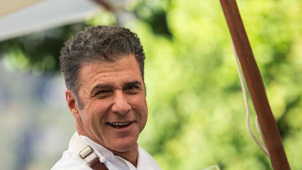 电视厨师迈克尔·基亚雷洛在接受过敏反应治疗后去世，享年61岁