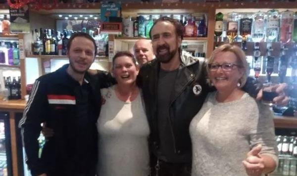 一个普通的英国小村庄，却偶然诞生了一位好莱坞传奇人物