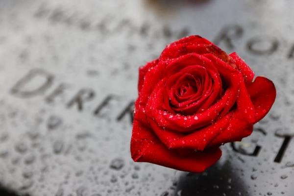 “永远不会忘记”：9／11 22周年纪念，在爱国者日用名言、灵感和纪念碑来纪念