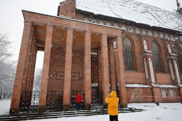 A visitor poses for a picture in front of the tomb of German philosopher Immanuel Kant at the Cathedral, also known as the Koenigsberg Cathedral, in Kaliningrad, Russia. Photo: Reuters