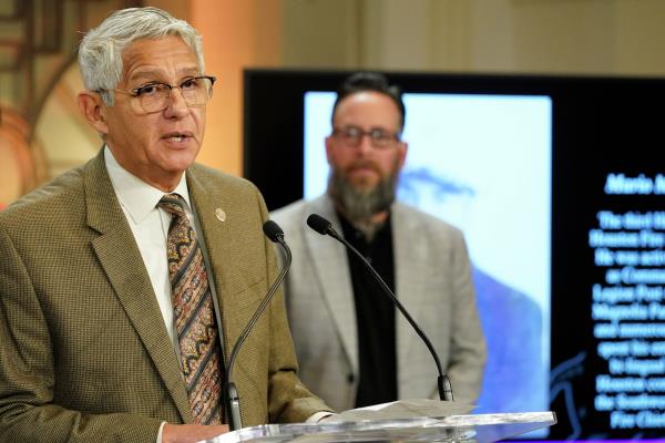 休斯顿市议会议员罗伯特·加莱戈斯竞选市长